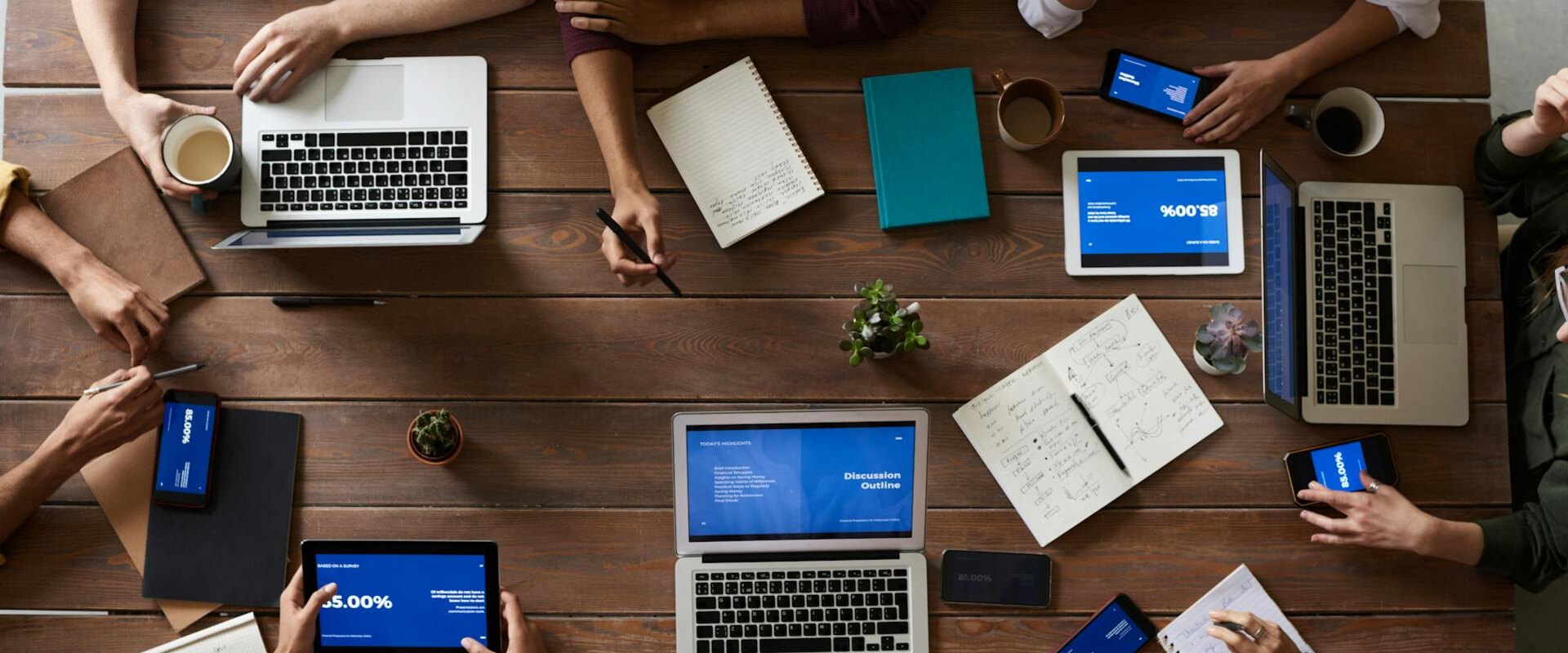 Software recupero crediti EYESWEB SOLUTION - Team che analizza dati su laptop e tablet
